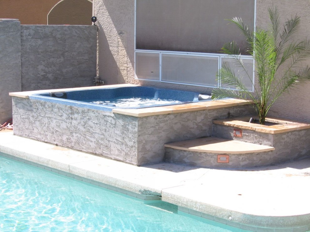 На фото: маленький бассейн на заднем дворе в морском стиле с фонтаном для на участке и в саду