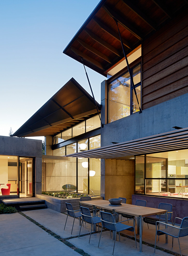 Moderner Patio hinter dem Haus mit Betonplatten und Markisen in San Francisco