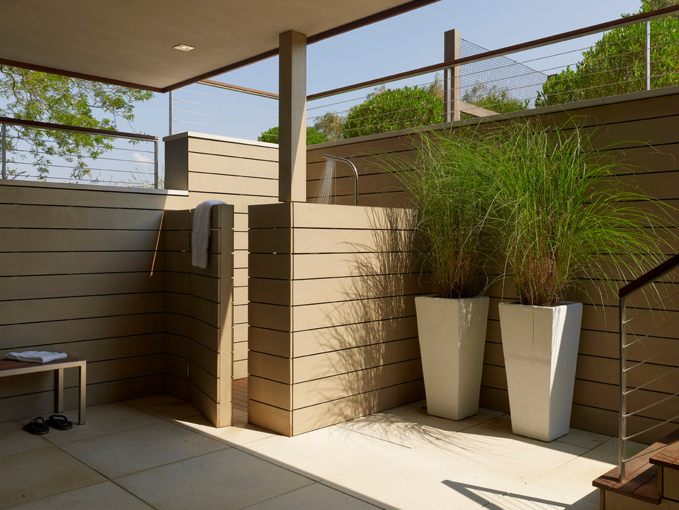 Пример оригинального дизайна: двор в современном стиле с навесом и летним душем