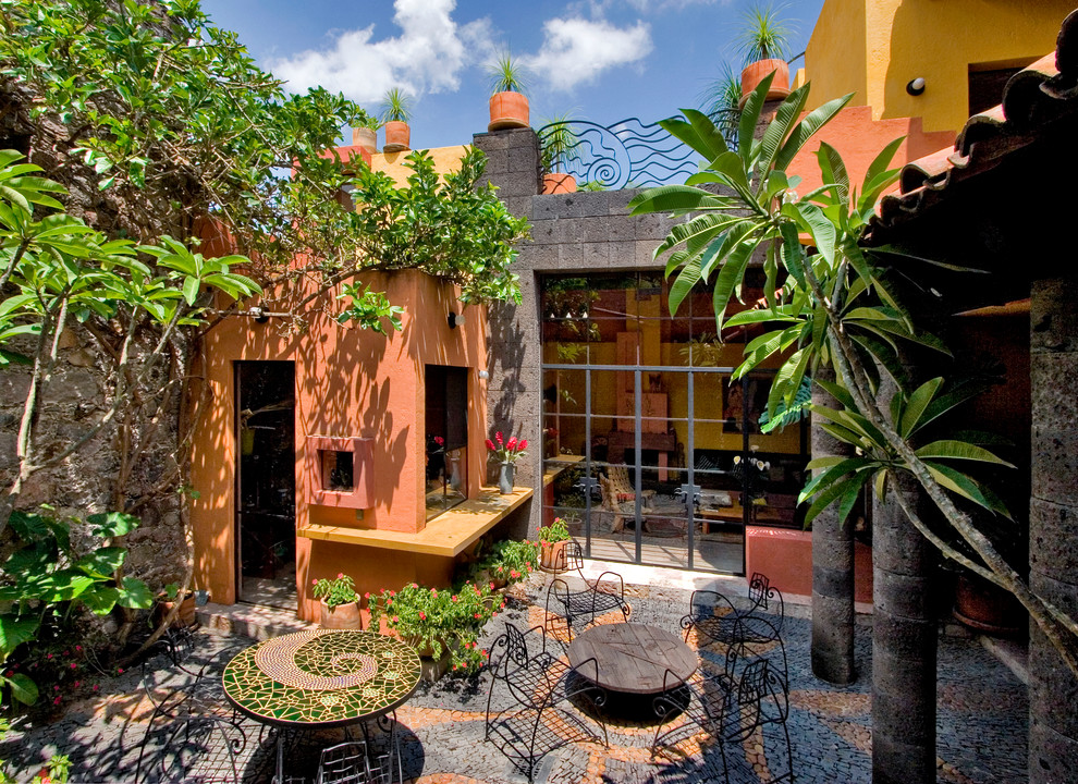 Foto di un piccolo patio o portico boho chic in cortile con pavimentazioni in pietra naturale