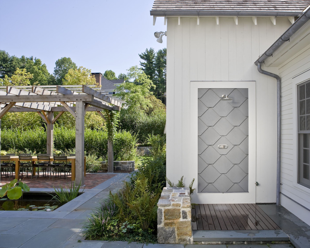 Стильный дизайн: двор в стиле кантри с летним душем - последний тренд