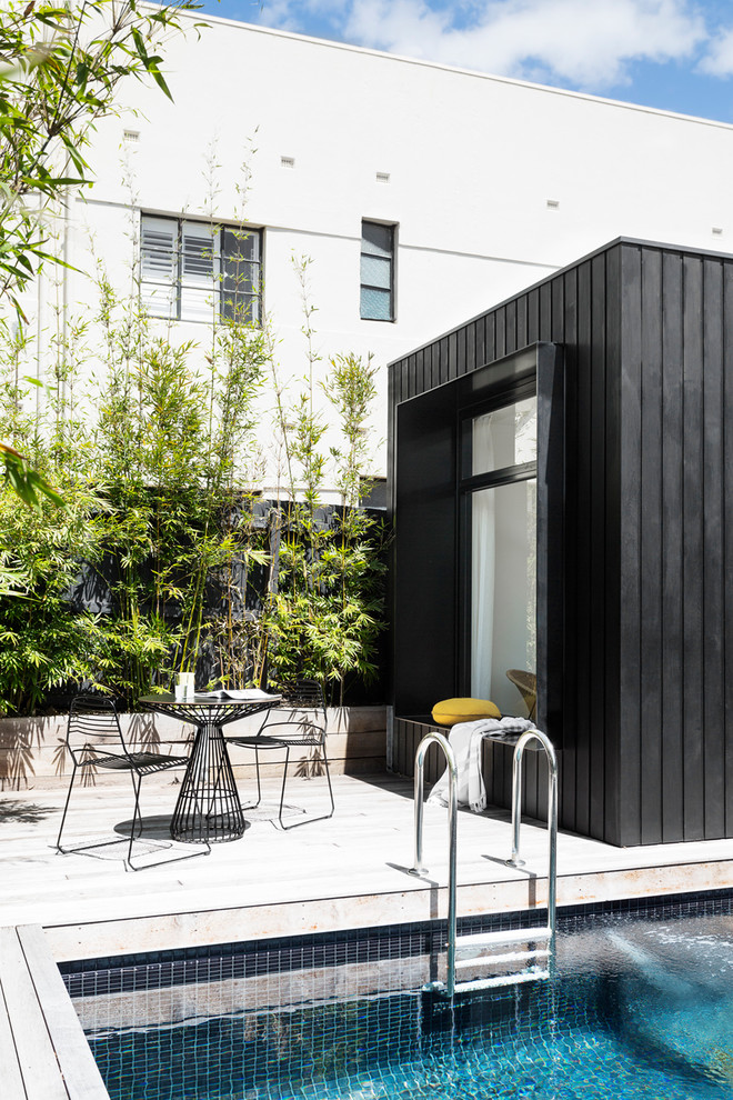 Стильный дизайн: маленький двор в современном стиле для на участке и в саду - последний тренд