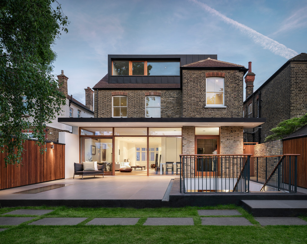 Großer, Unbedeckter Moderner Patio hinter dem Haus mit Betonplatten in London