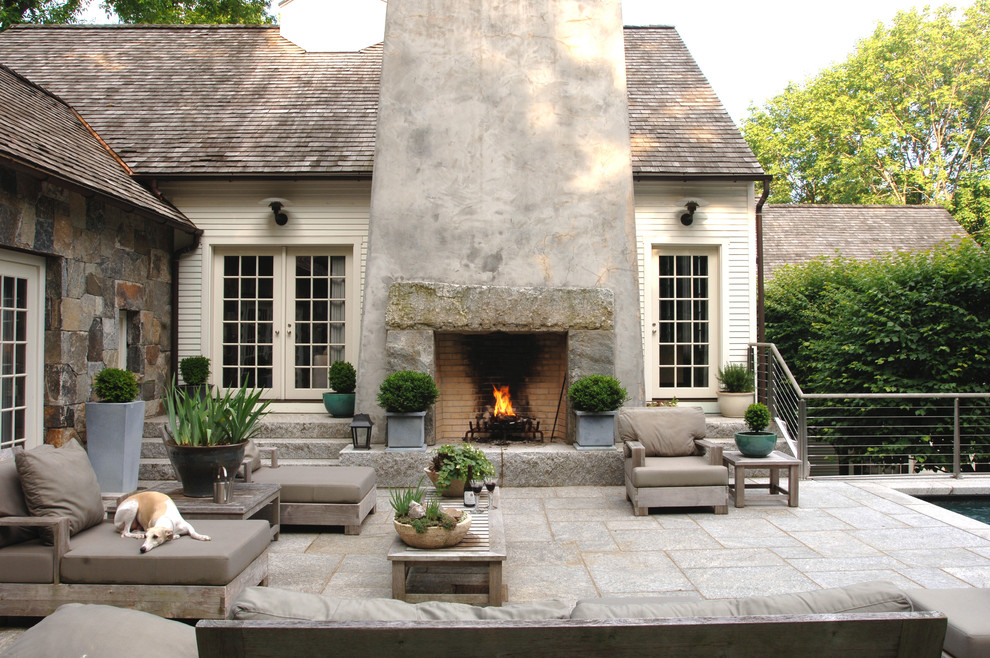 Foto di un patio o portico country con un focolare