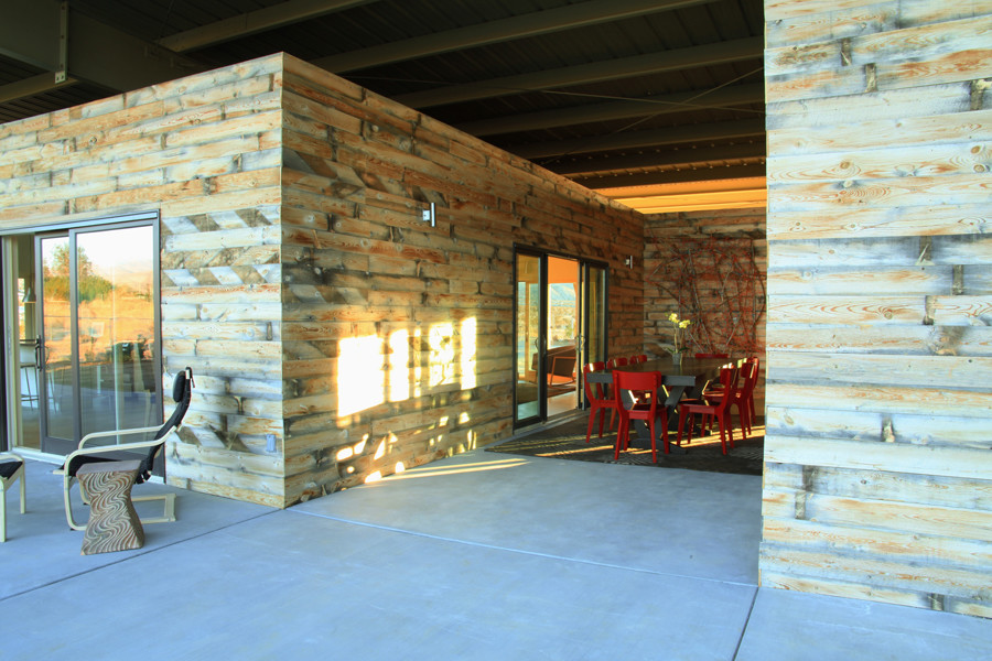 Esempio di un grande patio o portico bohémian dietro casa con lastre di cemento e un tetto a sbalzo