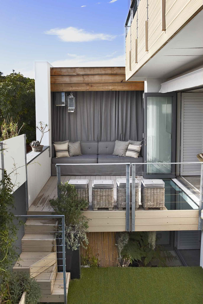 Inspiration pour une terrasse en bois design de taille moyenne avec aucune couverture.