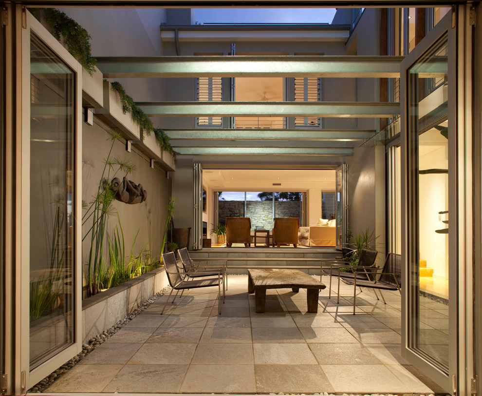 Пример оригинального дизайна: двор на внутреннем дворе в современном стиле без защиты от солнца