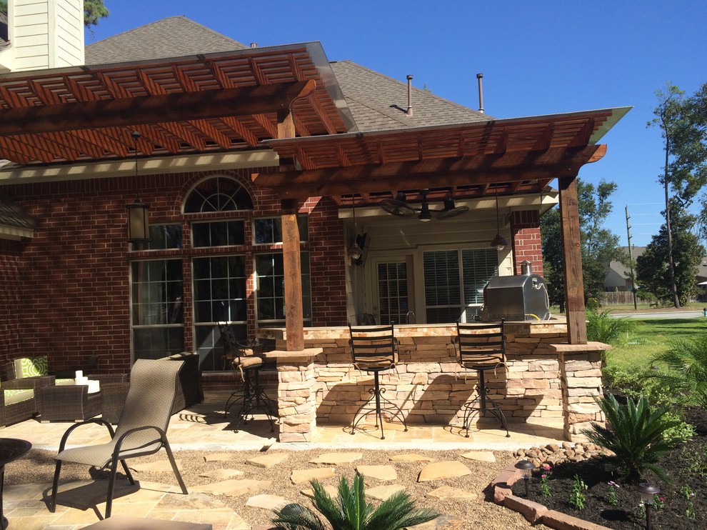 Geflieste, Geräumige Klassische Pergola hinter dem Haus mit Outdoor-Küche in Houston