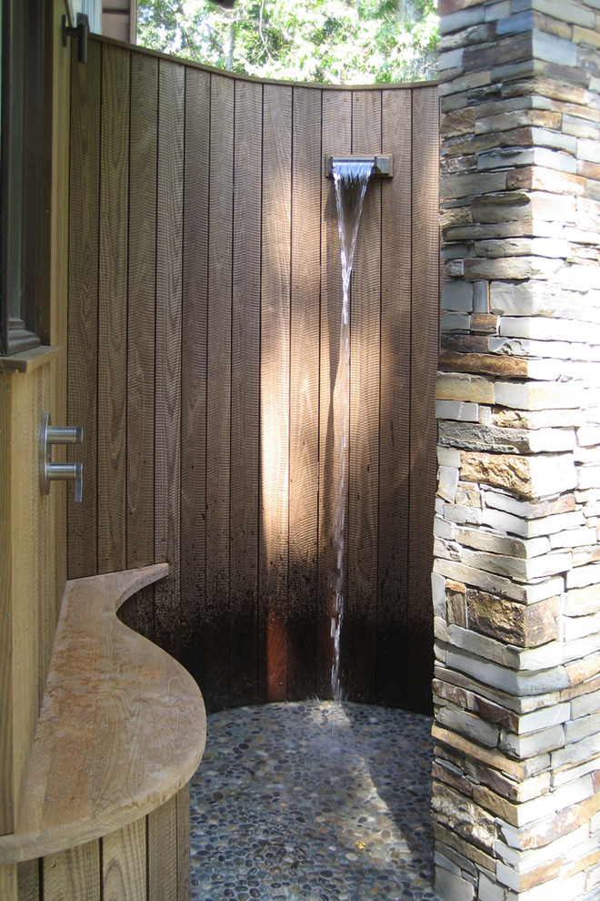 Пример оригинального дизайна: двор в современном стиле с летним душем без защиты от солнца