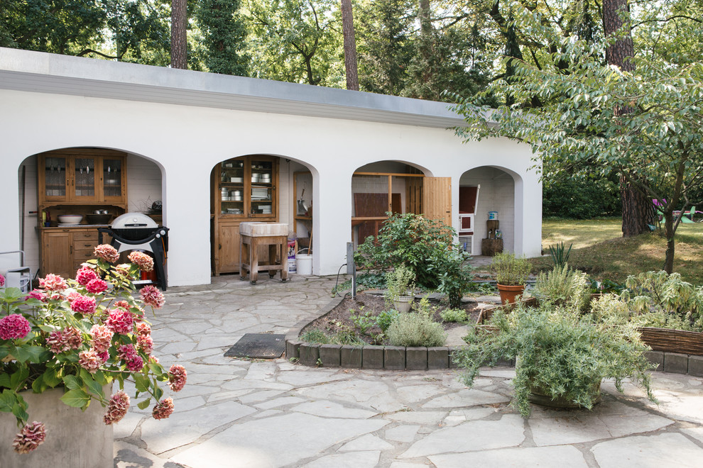 Стильный дизайн: большой двор на заднем дворе в средиземноморском стиле с навесом - последний тренд