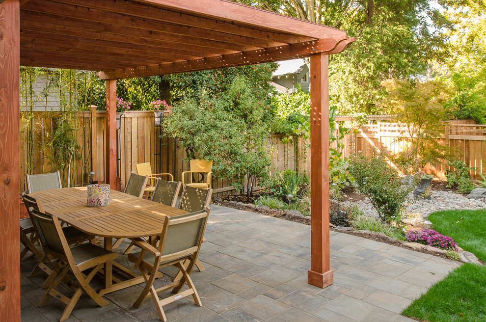 Foto di un patio o portico american style di medie dimensioni e dietro casa con pavimentazioni in cemento e una pergola