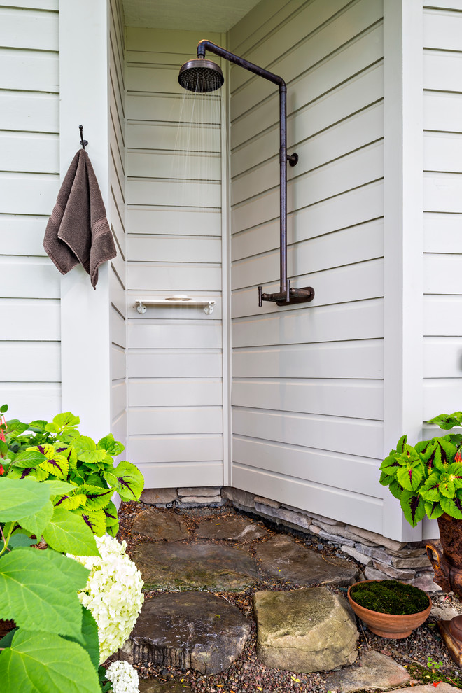 Источник вдохновения для домашнего уюта: двор на заднем дворе в стиле кантри с летним душем, покрытием из каменной брусчатки и навесом