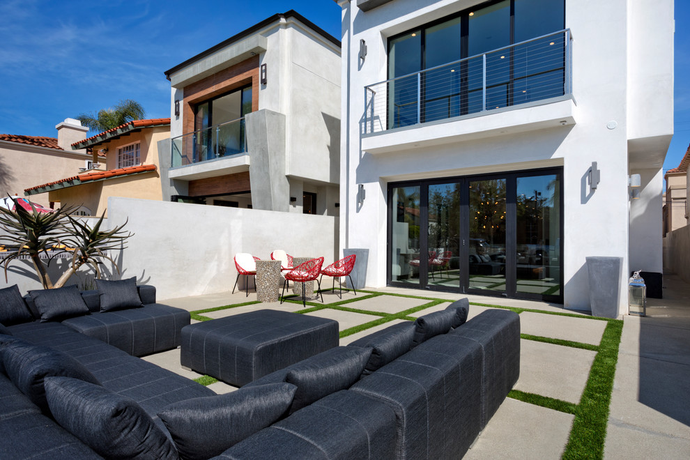 Пример оригинального дизайна: двор среднего размера на заднем дворе в стиле модернизм с мощением тротуарной плиткой без защиты от солнца