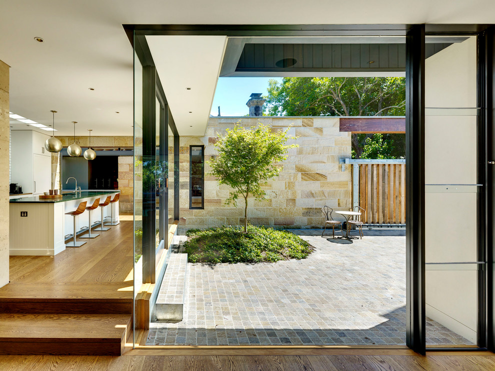 Пример оригинального дизайна: двор на внутреннем дворе в современном стиле с покрытием из плитки без защиты от солнца