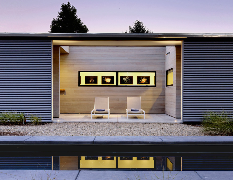 Пример оригинального дизайна: маленький двор на внутреннем дворе в стиле модернизм с летним душем, покрытием из бетонных плит и навесом для на участке и в саду