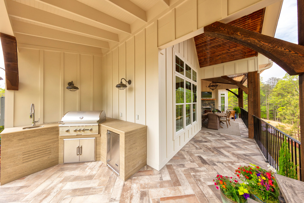 Стильный дизайн: двор среднего размера на заднем дворе в стиле кантри с летней кухней, покрытием из плитки и навесом - последний тренд