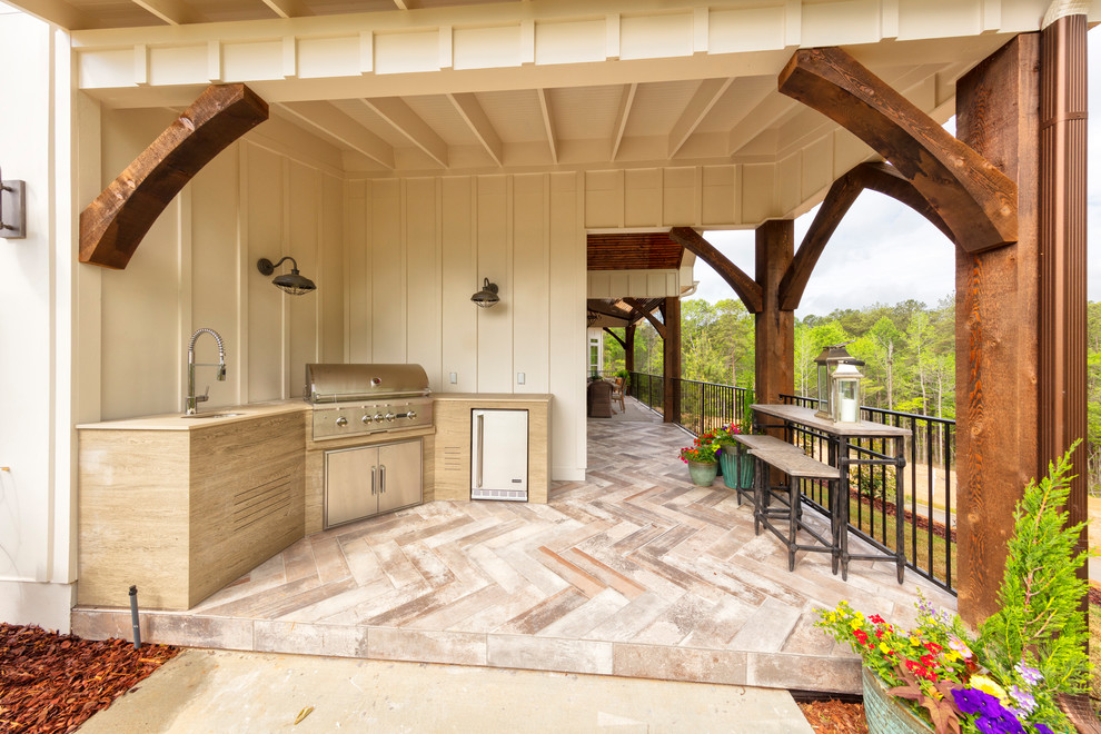 Foto di un patio o portico country di medie dimensioni e dietro casa con piastrelle e un tetto a sbalzo