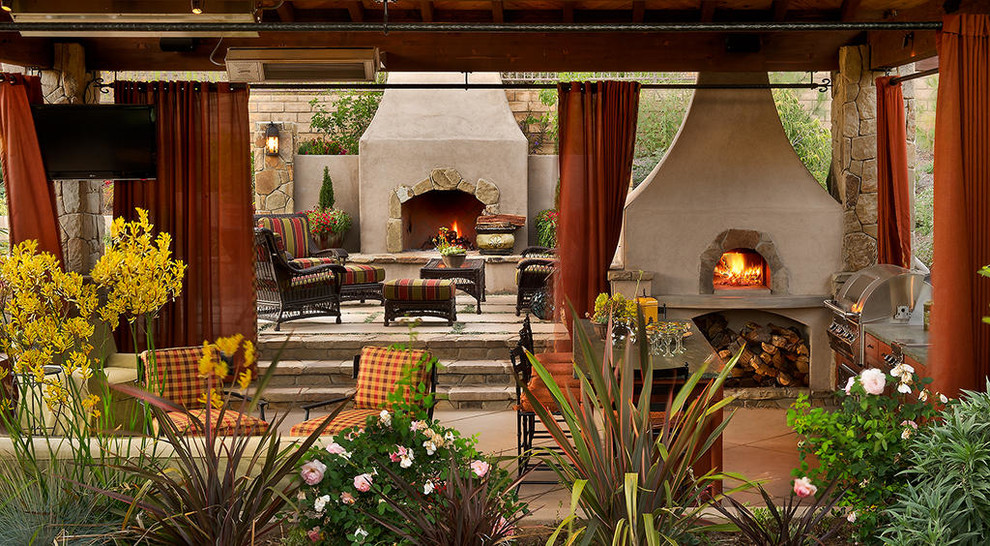 Imagen de patio moderno grande en patio trasero con cocina exterior, suelo de hormigón estampado y toldo