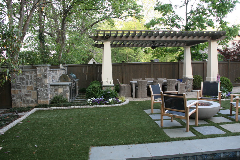 Immagine di un piccolo patio o portico chic dietro casa con un focolare, pavimentazioni in pietra naturale e una pergola