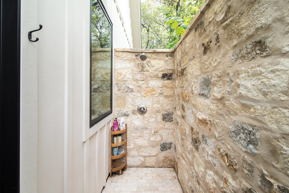 Стильный дизайн: двор среднего размера на заднем дворе в стиле кантри с летним душем, покрытием из бетонных плит и навесом - последний тренд