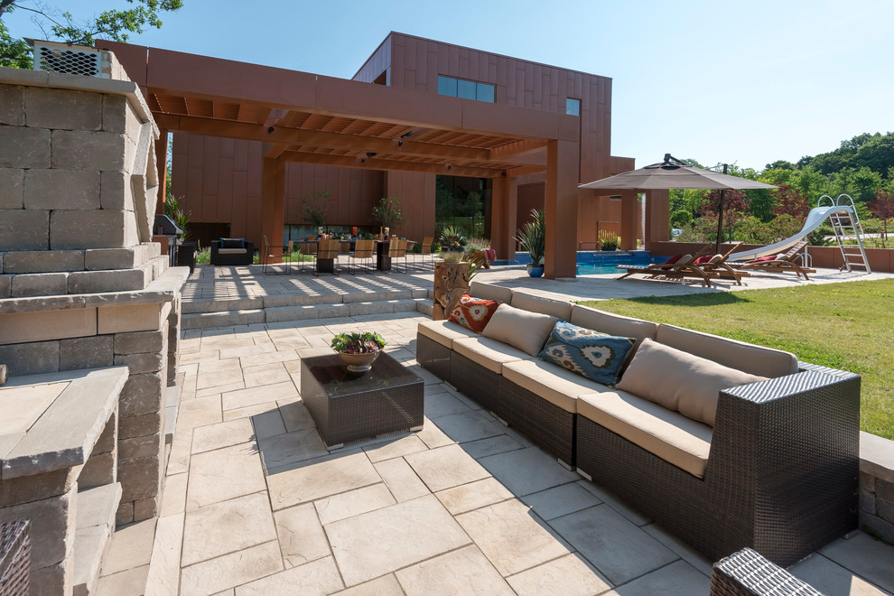 Источник вдохновения для домашнего уюта: большой двор на заднем дворе в стиле неоклассика (современная классика) с покрытием из бетонных плит