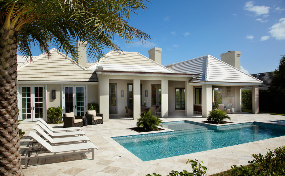 マイアミにある高級な中くらいなトラディショナルスタイルのおしゃれな裏庭のテラス (アウトドアキッチン、天然石敷き、張り出し屋根) の写真