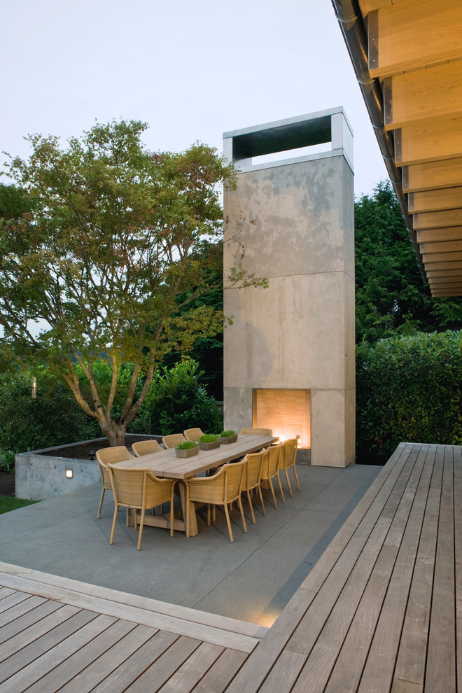 Exemple d'une terrasse en bois tendance avec un foyer extérieur.