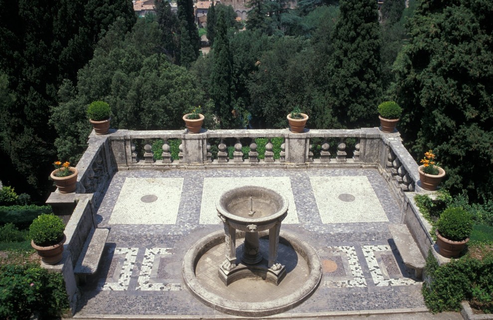 Inspiration pour une terrasse méditerranéenne de taille moyenne avec un point d'eau, une cour, des pavés en pierre naturelle et aucune couverture.