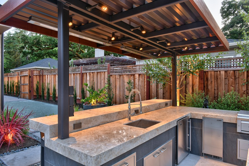 На фото: пергола во дворе частного дома среднего размера на заднем дворе в стиле модернизм с летней кухней и покрытием из плитки