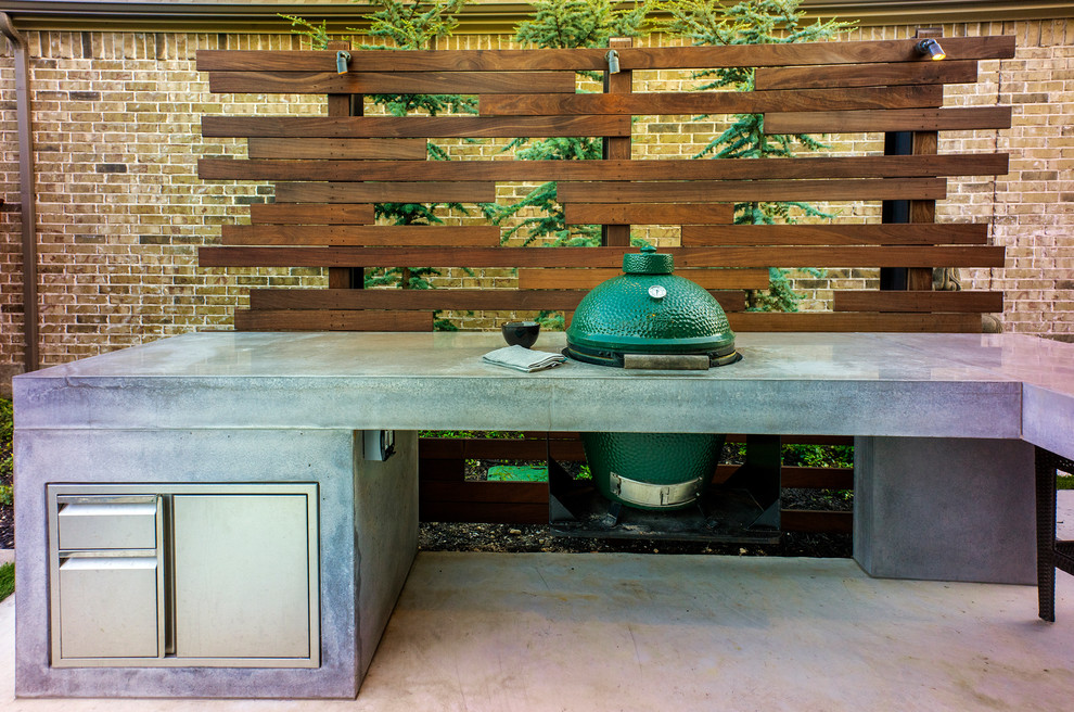 Kleiner, Unbedeckter Industrial Patio hinter dem Haus mit Outdoor-Küche und Betonplatten in Dallas