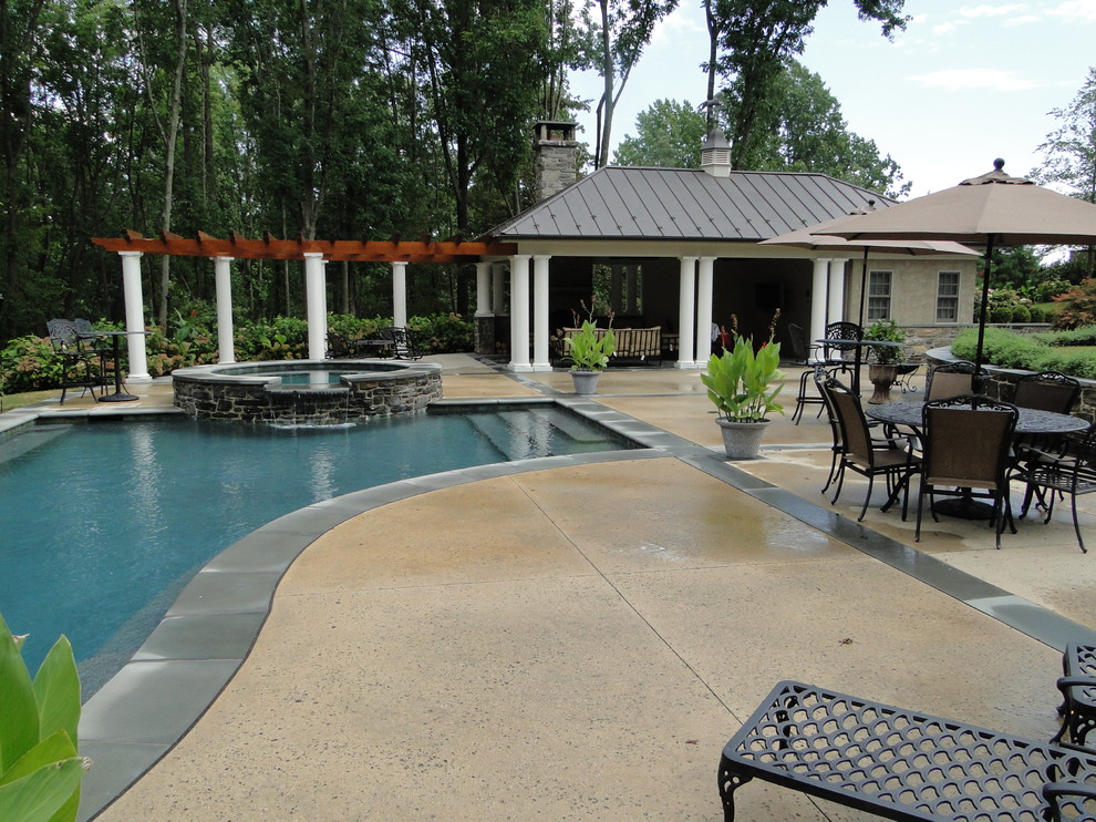 Exemple d'une grande terrasse arrière tendance avec un point d'eau, une dalle de béton et un gazebo ou pavillon.