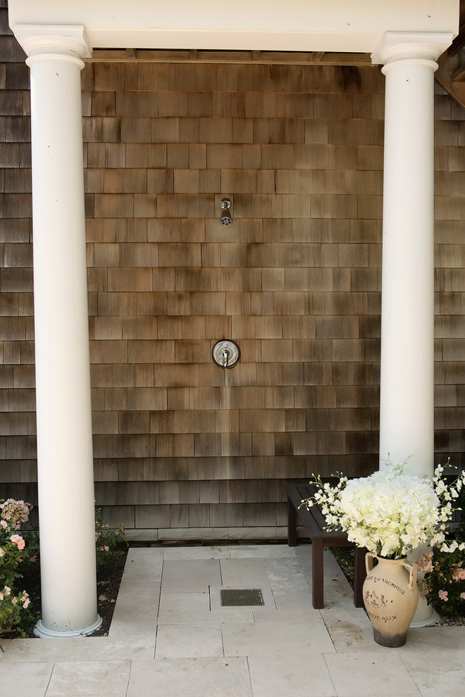Пример оригинального дизайна: двор на заднем дворе с летним душем, покрытием из каменной брусчатки и навесом