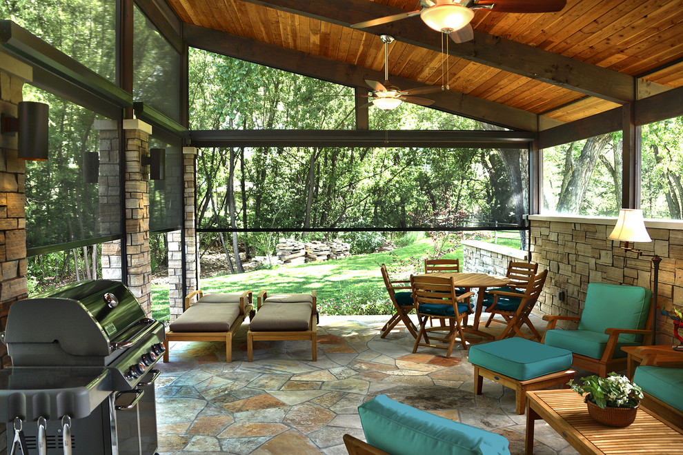 На фото: двор среднего размера на заднем дворе в стиле рустика с покрытием из каменной брусчатки и навесом