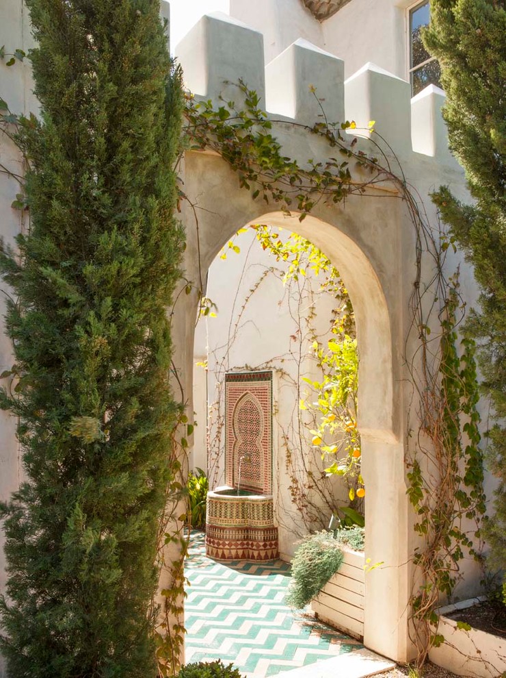 Großer, Unbedeckter Mediterraner Patio hinter dem Haus mit Wasserspiel und Natursteinplatten in Los Angeles