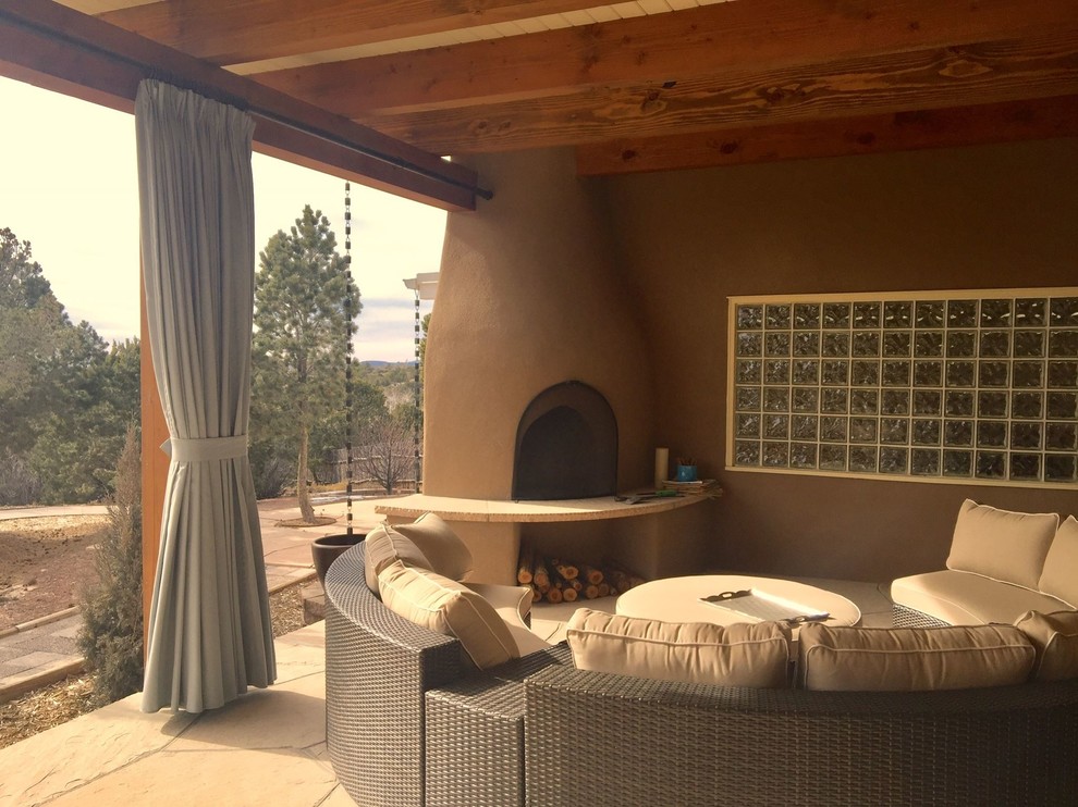 Foto de patio de estilo americano grande en patio trasero y anexo de casas con chimenea y adoquines de piedra natural