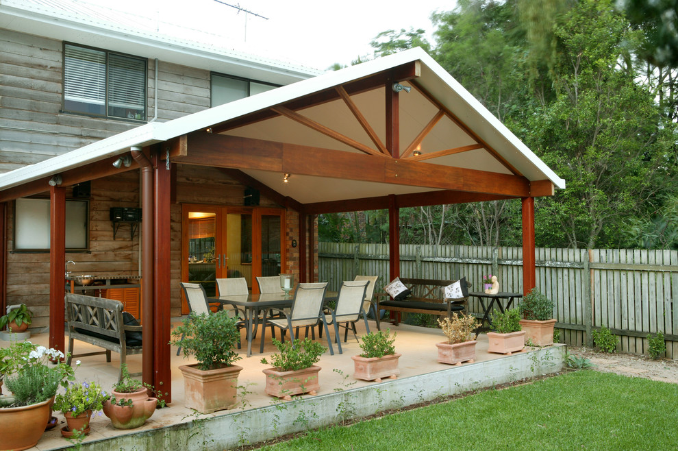 Cette photo montre une grande terrasse arrière moderne avec une cuisine d'été, du carrelage et un gazebo ou pavillon.