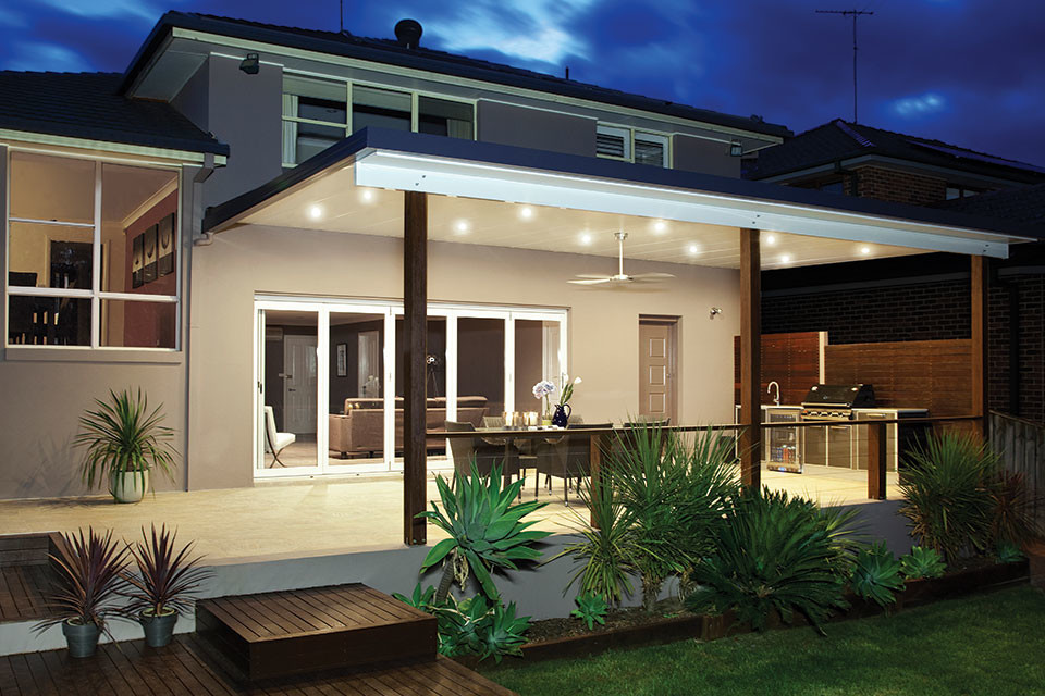 Ejemplo de patio moderno de tamaño medio en patio trasero y anexo de casas con cocina exterior y losas de hormigón