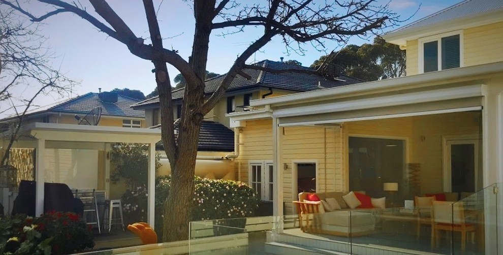 Idée de décoration pour une terrasse en bois arrière minimaliste de taille moyenne avec une cuisine d'été et une extension de toiture.
