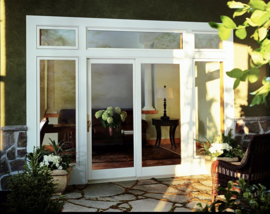 На фото: маленький двор на заднем дворе в стиле неоклассика (современная классика) с покрытием из каменной брусчатки без защиты от солнца для на участке и в саду