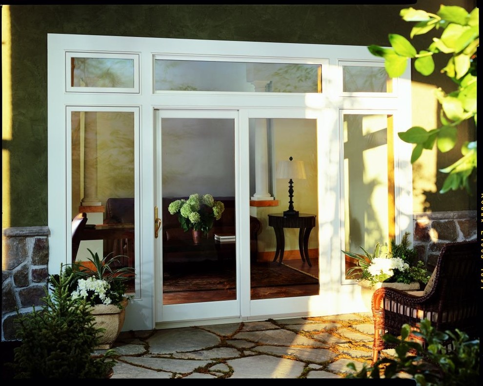 Стильный дизайн: маленький двор на внутреннем дворе в стиле модернизм с покрытием из каменной брусчатки для на участке и в саду - последний тренд