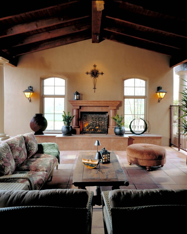 Пример оригинального дизайна: двор на боковом дворе в стиле фьюжн с местом для костра, покрытием из плитки и навесом