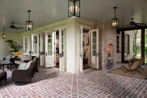 Идея дизайна: большой двор на заднем дворе в стиле неоклассика (современная классика) с мощением клинкерной брусчаткой и навесом