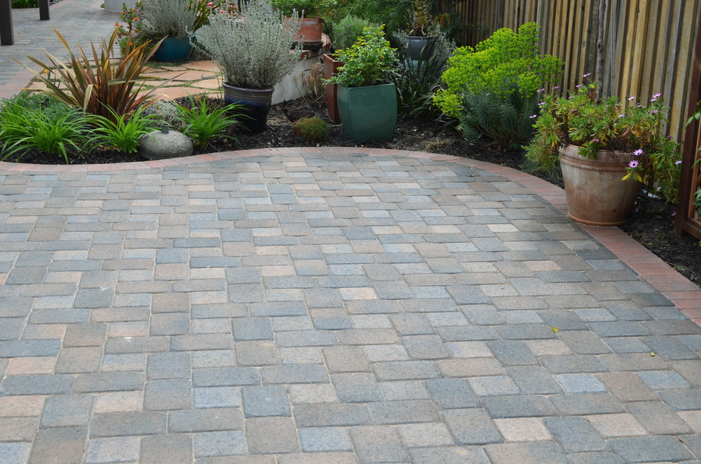 Inspiration for a mid-sized timeless backyard concrete paver patio remodel in San Francisco