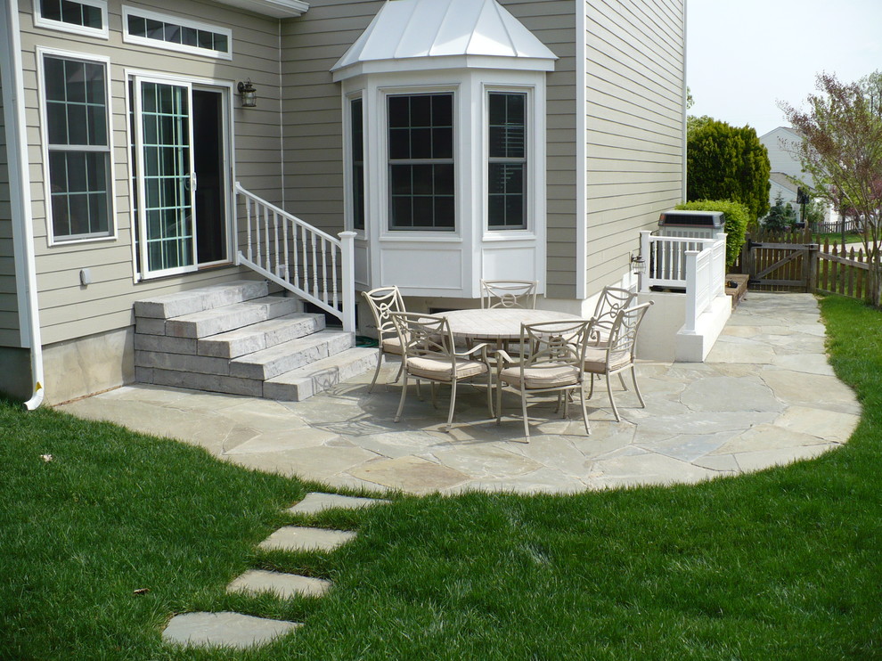 Foto de patio rústico en patio trasero con adoquines de piedra natural