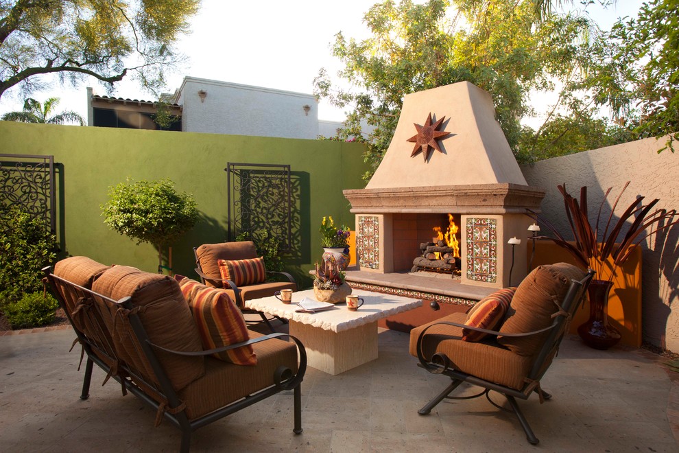 Источник вдохновения для домашнего уюта: двор в стиле фьюжн с местом для костра без защиты от солнца