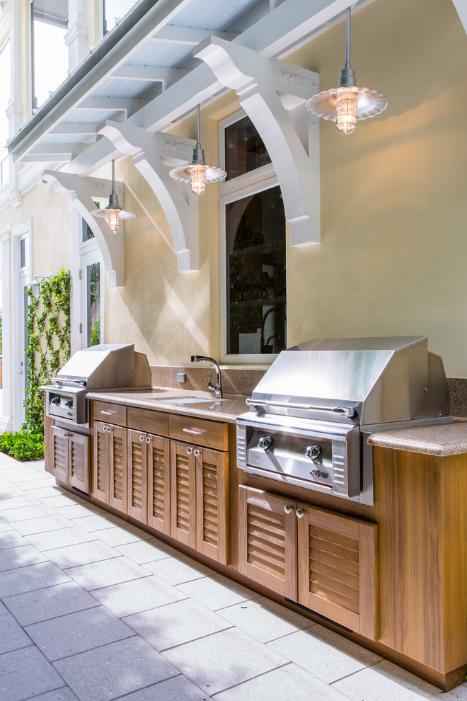 Großer, Überdachter Maritimer Patio neben dem Haus mit Outdoor-Küche und Natursteinplatten in Miami