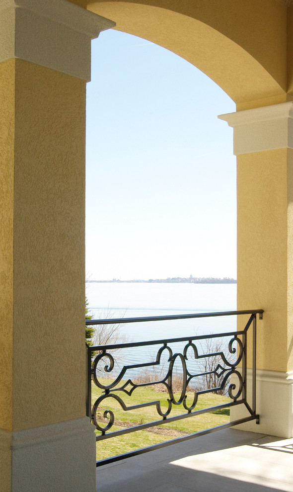 Inspiration pour une terrasse arrière méditerranéenne de taille moyenne avec une dalle de béton et une extension de toiture.