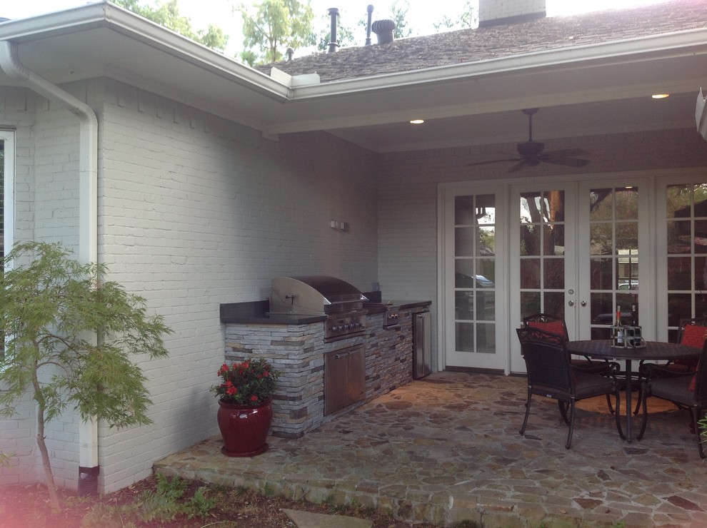Immagine di un patio o portico classico di medie dimensioni e dietro casa con pavimentazioni in pietra naturale e un tetto a sbalzo