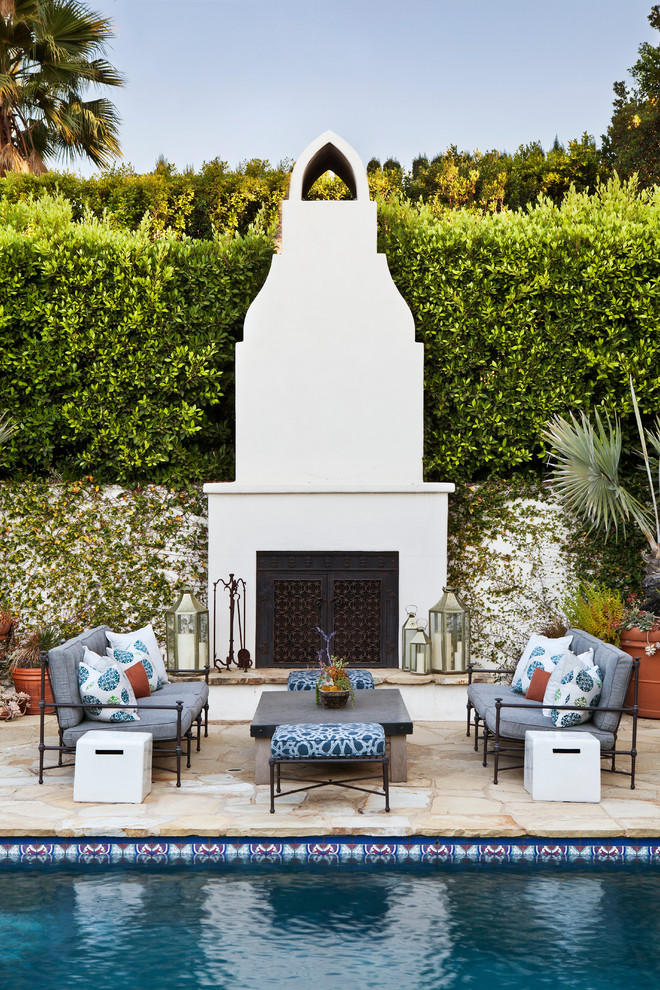 ロサンゼルスにある地中海スタイルのおしゃれなテラス・中庭 (日よけなし、屋外暖炉) の写真