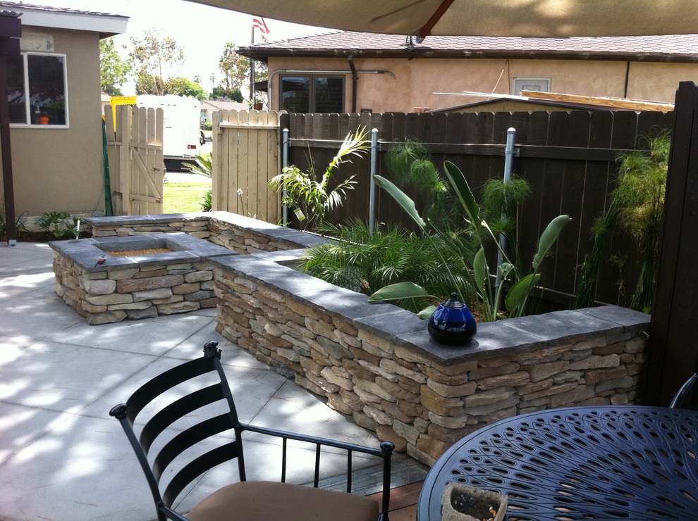 Modelo de patio minimalista en patio trasero con cocina exterior